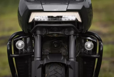 Moto Harley pan america 1250 vue de face phare avant LED