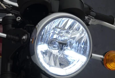 Moto Triumph Bonneville T120 phare avant