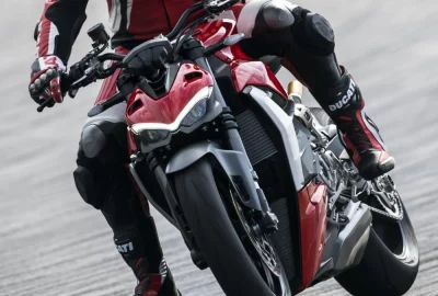 Moto Ducati Streetfighter V2 face avant