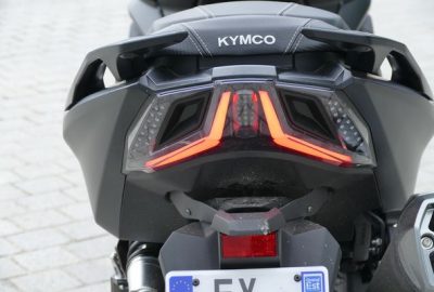 Maxiscooter Kymco AK 550 vue sur les phares arrières