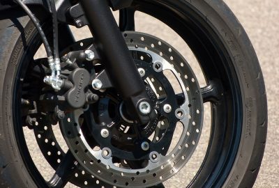 Moto Suzuki SV 650 roue avant vue sur le frein avant