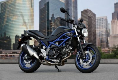 Moto Suzuki SV 650 vue dehors