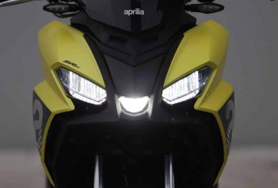 Scooter Aprilia SR GT jaune vue de face avec phare avant