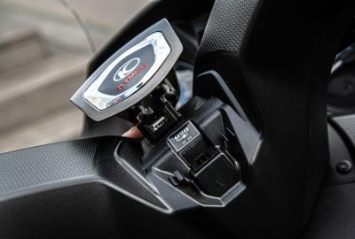 Scooter Kymco X-Town City 125 prise USB sur le guidon