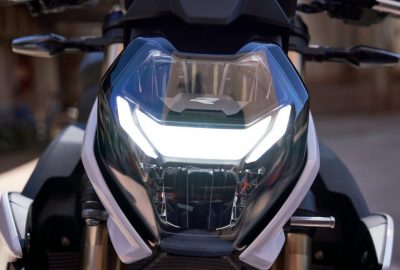 Moto BMW S 1000 R phare avant