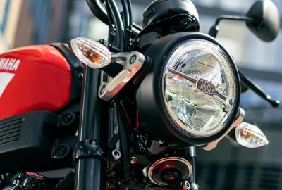 Moto Yamaha XSR 125 phare avant
