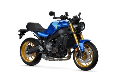 Moto Yamaha XSR 900 fond blanc